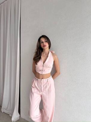 DUALS FERMUARLI SIRT DEKOLTELİ CROP PANTOLON PEMBE TAKIM 